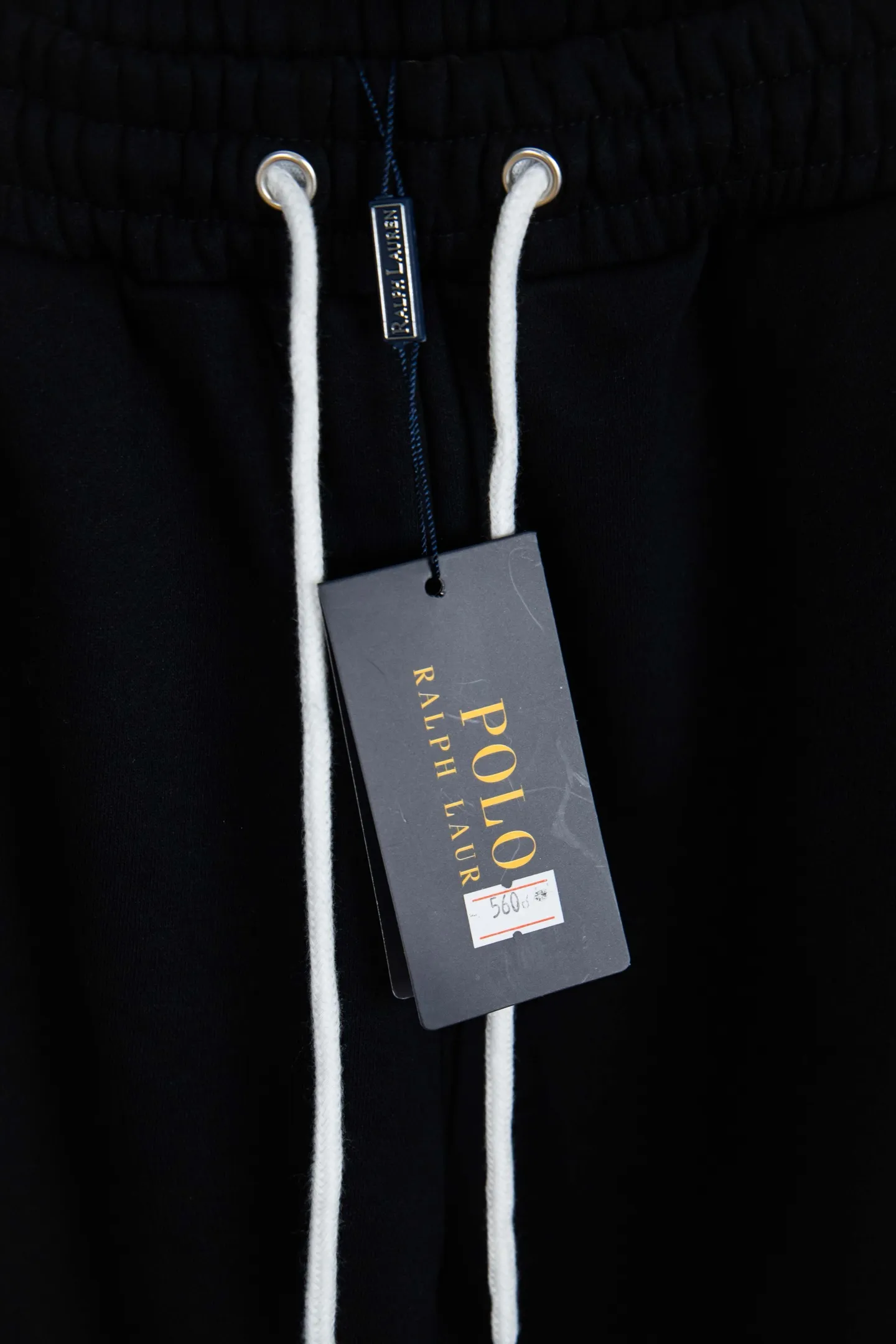 P170 Ralph Lauren Ralph Lauren suit sweatpants. Pure cotton with anti-static treatment. No dust, no lint. The elastic waist is used with a drawstring. Very friendly to the figure. The cotton is comfortable and soft. The upper body is casual and free. Regular beveled double pockets on both sides. The white brand logo on the left leg collides with the black of the pants. Although it is small, it is quite recognizable. The brand adds a young and fashionable atmosphere to the original high-end sense. It can be called a cold protection weapon. A simple base layer is enough to withstand the severe cold and make it more fluffy and warm. Color: Gray, Black, Navy SIZE: S-XL